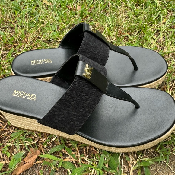 re-took picMichael Kors size 9 black tan sandals, high platform never worn - Picture 10 of 10